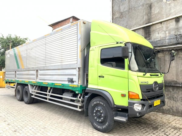 Proses muat barang di gudang distribusi